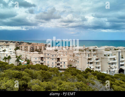 Storm cloud Himmel über Campomar Wohnviertel in die Stadt Alicante. Küste typischen Architektur, turmartige Häuser, Wohnung. Hell blau Mediterranea Stockfoto