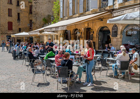 Cafés an der Place de la Liberté in der Altstadt, Sarlat, Dordogne, Frankreich Stockfoto