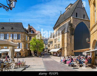 Cafés auf dem Place de la Liberte in Richtung Old St. Mary's Church, Sarlat, Dordogne, Frankreich Stockfoto