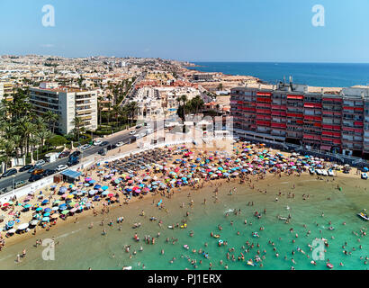 Torrevieja, Spanien - 23. August 2018: Antenne Panoramablick auf Strand und Torrevieja Stadtbild. Viele Leute, Touristen, der zum Sonnenbaden und Schwimmen Stockfoto