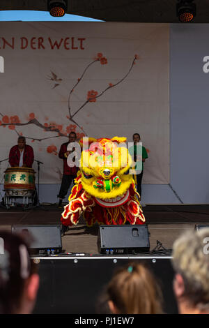 BERLIN, 15. APRIL 2018: Sakura Blüte Tag. Park "Gärten der Welt" (Gaerten der Welt"). Dragon dance. Traditionelle Chinesische Kunst. Stockfoto