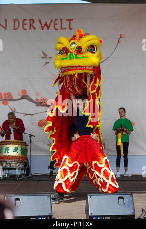 BERLIN, 15. APRIL 2018: Sakura Blüte Tag. Park "Gärten der Welt" (Gaerten der Welt"). Dragon dance. Traditionelle Chinesische Kunst. Stockfoto