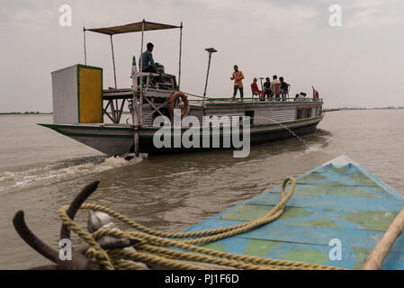 Die Inseln auf dem Brahmaputra River, lokal bekannt als "Zeichen", werden die am wenigsten entwickelten Gebiete im Nordosten des indischen Bundesstaates Assam. Die 2.500 Fluss Inseln entlang der fast 900 km langen des mächtigen Flusses sind die Heimat von rund 2,5 Millionen Menschen, fast 80 Prozent von ihnen sind arm, mit wenig Zugang zu den grundlegenden Gesundheits- und Bildungseinrichtungen. Die Zeichen haben eine der höchsten Kinder- und Müttersterblichkeit in den Staat. In Ermangelung der Emergency Medical Services, es dauert 4 bis 6 Stunden für einen Patienten von einem Char ein Bezirk Krankenhaus für die Behandlung zu erreichen. Stockfoto