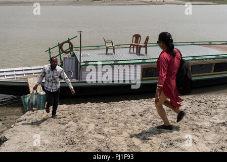 Die Inseln auf dem Brahmaputra River, lokal bekannt als "Zeichen", werden die am wenigsten entwickelten Gebiete im Nordosten des indischen Bundesstaates Assam. Die 2.500 Fluss Inseln entlang der fast 900 km langen des mächtigen Flusses sind die Heimat von rund 2,5 Millionen Menschen, fast 80 Prozent von ihnen sind arm, mit wenig Zugang zu den grundlegenden Gesundheits- und Bildungseinrichtungen. Die Zeichen haben eine der höchsten Kinder- und Müttersterblichkeit in den Staat. In Ermangelung der Emergency Medical Services, es dauert 4 bis 6 Stunden für einen Patienten von einem Char ein Bezirk Krankenhaus für die Behandlung zu erreichen. Stockfoto