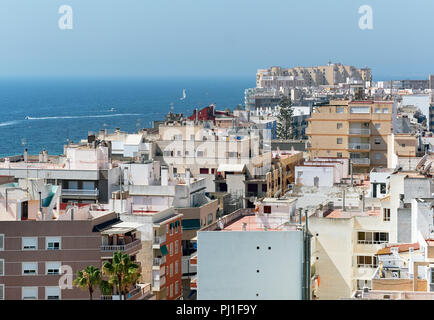 Meer von Torrevieja Stadt im Sommer. Küsten Wohngebäude, Häuser, Architektur der Ferienort von Torrevieja. Antenne Panoramablick auf r Stockfoto