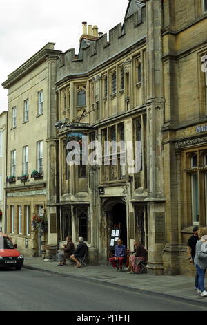Straßenszene des George and Pilgrim Hotels in Glastonbury, Somerset, Großbritannien Stockfoto