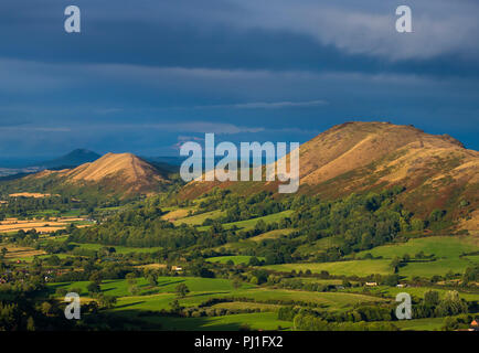 Caer Caradoc, die lawley und die wrekin aus der langen Mynd, Shropshire gesehen. Stockfoto