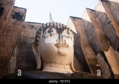 In der Nähe von massiven Buddha Kopf in Wat Si Chum Tempel von Sukhothai Historical Park, Thailand gefunden. Stockfoto
