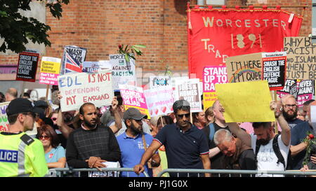 Eine Gruppe von Menschen, die Slogans bei einem EDL-Protest in Worcester, Großbritannien, hielten. Stockfoto