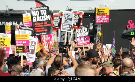 Eine Gruppe von Menschen, die Slogans bei einem EDL-Protest in Worcester, Großbritannien, aus nächster Nähe hielten. Stockfoto