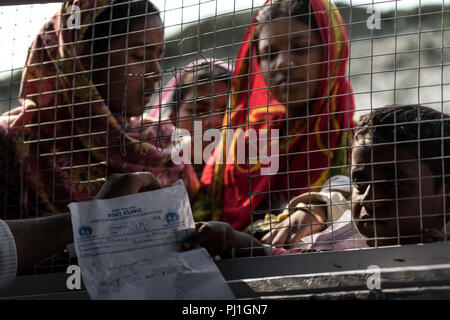 Die Inseln auf dem Brahmaputra River, lokal bekannt als "Zeichen", werden die am wenigsten entwickelten Gebiete im Nordosten des indischen Bundesstaates Assam. Die 2.500 Fluss Inseln entlang der fast 900 km langen des mächtigen Flusses sind die Heimat von rund 2,5 Millionen Menschen, fast 80 Prozent von ihnen sind arm, mit wenig Zugang zu den grundlegenden Gesundheits- und Bildungseinrichtungen. Die Zeichen haben eine der höchsten Kinder- und Müttersterblichkeit in den Staat. In Ermangelung der Emergency Medical Services, es dauert 4 bis 6 Stunden für einen Patienten von einem Char ein Bezirk Krankenhaus für die Behandlung zu erreichen. Stockfoto