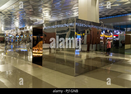 Kunst und Geschichte Anzeige am Internationalen Flughafen Soekarno-Hatta Jakarta, Indonesien. Stockfoto