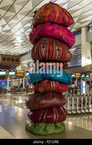 Kunst aus bunten Stoffen in Anzeige am Internationalen Flughafen Soekarno-Hatta Jakarta, Indonesien. Stockfoto