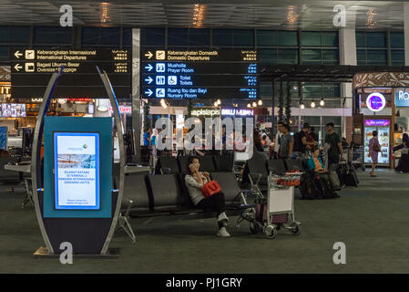 Passagiere im neuen Terminal des internationalen Flughafen Soekarno-Hatta Jakarta, Indonesien. Stockfoto