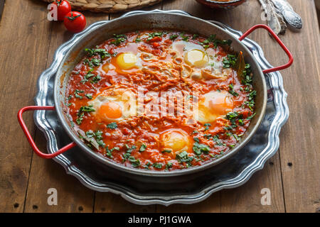 Big shakshuka in eiserne Pfanne, Ansicht schließen. Stockfoto
