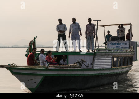 Die Inseln auf dem Brahmaputra River, lokal bekannt als "Zeichen", werden die am wenigsten entwickelten Gebiete im Nordosten des indischen Bundesstaates Assam. Die 2.500 Fluss Inseln entlang der fast 900 km langen des mächtigen Flusses sind die Heimat von rund 2,5 Millionen Menschen, fast 80 Prozent von ihnen sind arm, mit wenig Zugang zu den grundlegenden Gesundheits- und Bildungseinrichtungen. Die Zeichen haben eine der höchsten Kinder- und Müttersterblichkeit in den Staat. In Ermangelung der Emergency Medical Services, es dauert 4 bis 6 Stunden für einen Patienten von einem Char ein Bezirk Krankenhaus für die Behandlung zu erreichen. Stockfoto