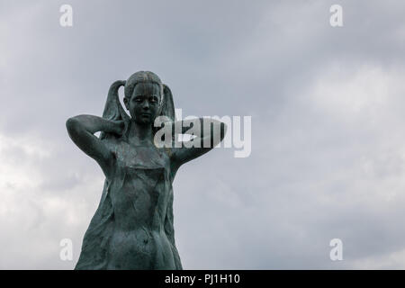 Bronze Figur eines Mädchens mit zwei pferdeschwänze als La Mula de Triest Barcola, Provinz Triest, Italien Stockfoto