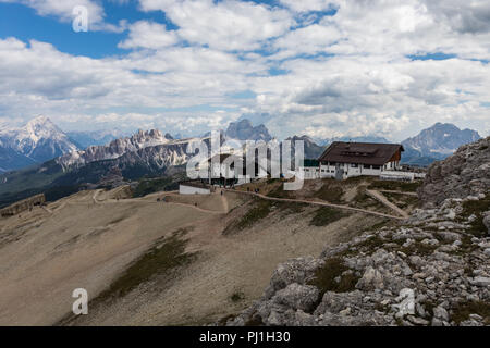 Rifugio Lagazuoi und Lagazuoi Seilbahn über den Passo Falzarego, Dolomiten, Italien Stockfoto