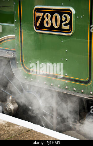 Dampf steigt von der Dampfmaschine Bradley Manor neben eine Plattform in Meuselwitz auf dem Severn Valley Railway Stockfoto