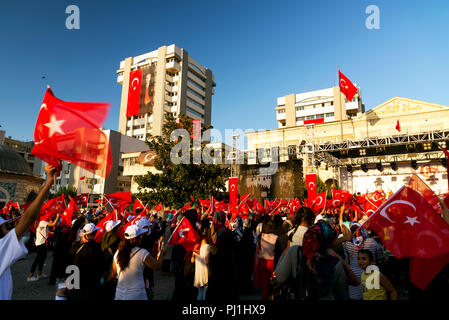 Izmir, Türkei - 15. Juni 2018: 15. Juni Tag der Demokratie in der Türkei Izmir. Menschen mit türkischen Fahnen auf Konak Platz in Izmir und vor der Seine Stockfoto