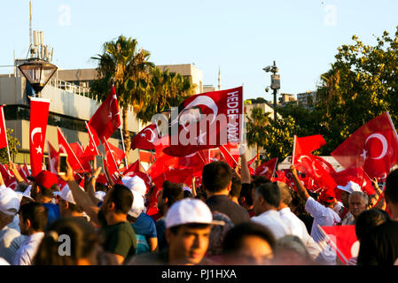 Izmir, Türkei - 15. Juni 2018: 15. Juni Tag der Demokratie in der Türkei Izmir. Menschen mit türkischen Fahnen auf Konak Platz in Izmir und vor der Seine Stockfoto