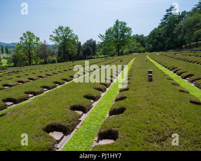 Der deutsche Soldatenfriedhof von Costermano befindet sich in einem hügeligen Gebiet am östlichen Ufer des Gardasees in der Gemeinde von Costermano, Italien. Stockfoto