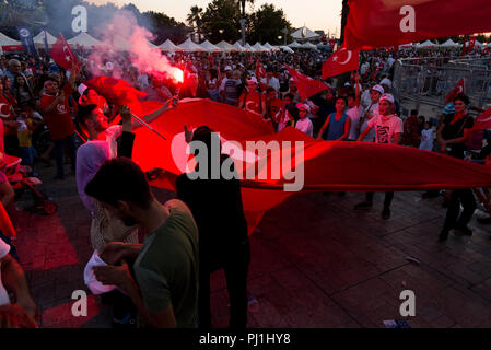 Izmir, Türkei - 15. Juni 2018: 15. Juni Tag der Demokratie in der Türkei Izmir. Menschen mit türkischen Fahnen auf Konak Platz in Izmir und vor der Seine Stockfoto