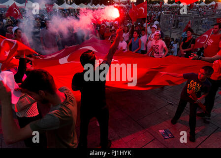 Izmir, Türkei - 15. Juni 2018: 15. Juni Tag der Demokratie in der Türkei Izmir. Menschen mit türkischen Fahnen auf Konak Platz in Izmir und vor der Seine Stockfoto