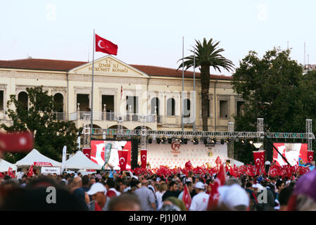 Izmir, Türkei - 15. Juni 2018: 15. Juni Tag der Demokratie in der Türkei Izmir. Menschen mit türkischen Fahnen auf Konak Platz in Izmir und vor der Seine Stockfoto