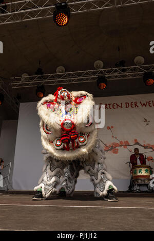 BERLIN, 15. APRIL 2018: Sakura Blüte Tag. Park "Gärten der Welt" (Gaerten der Welt"). Dragon dance. Traditionelle Chinesische Kunst. Stockfoto