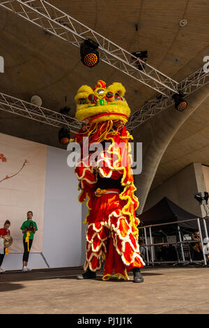 BERLIN, 15. APRIL 2018: Sakura Blüte Tag. Park "Gärten der Welt" (Gaerten der Welt"). Dragon dance. Traditionelle Chinesische Kunst. Stockfoto