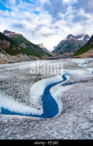 Gletscher Helikopter-tour - Juneau Alaska Kreuzfahrt Schiff Ausflug über die Juneau Icefield Landung auf Gilkey Gletscher - atemberaubend blauen eiszeitliche Schmelzwasser Stockfoto