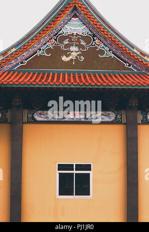 Chinesische Tempel, schwierige Details eines chinesischen Ort der Anbetung in Bali, Indonesien; religiöse Architektur Stockfoto