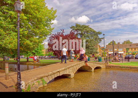 Cotswolds Dorf Bourton auf dem Wasser und den Fluss Windrush in Gloucestershire, England, UK. Stockfoto