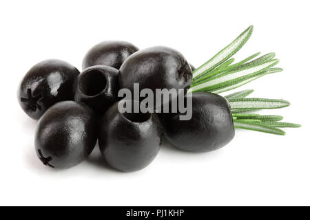 Ganze schwarze Oliven mit Rosmarin Blätter auf weißem Hintergrund Makro isoliert. Stockfoto