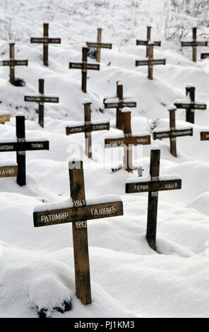 4. März 1993 während der Belagerung von Sarajevo: Blick auf einen Teil der Lion Friedhof, direkt unter den Kosevo Krankenhaus: Dutzende hölzerne Kreuze im Schnee alle sind datiert 1992. Sie tragen die Namen der serbischen Opfer der Belagerung. Stockfoto