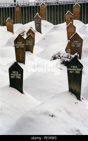 4. März 1993 während der Belagerung von Sarajevo: Blick auf einen Teil der Lion Friedhof, direkt unter den Kosevo Krankenhaus. Holz- Grab - Markierungen im Schnee alle sind datiert 1992. Sie tragen die Namen der muslimischen Opfer der Belagerung. Stockfoto