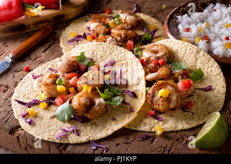 Lecker spicy Shrimp Tacos mit sriracha Mayo auf einem rustikalen Tisch. Stockfoto