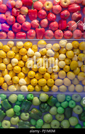 Rote gelbe und grüne Früchte Hintergrund Stockfoto