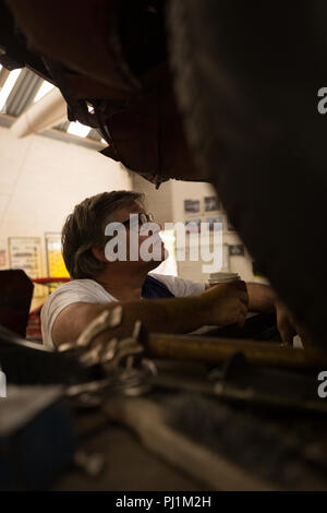 Männliche Mechaniker Wartung ein Auto Stockfoto