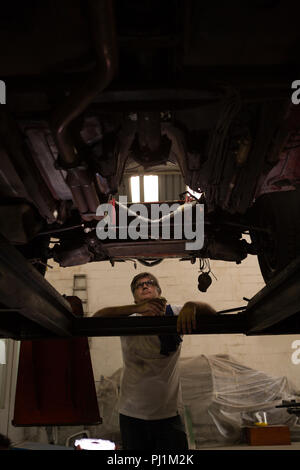 Männliche Mechaniker Wartung ein Auto Stockfoto