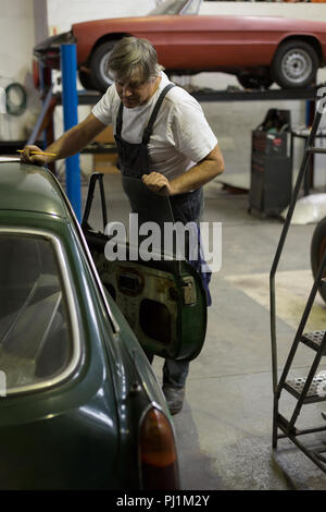 Männliche Mechaniker ein Auto prüfen Stockfoto
