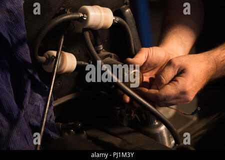 Männliche Mechaniker Wartung ein Auto Stockfoto