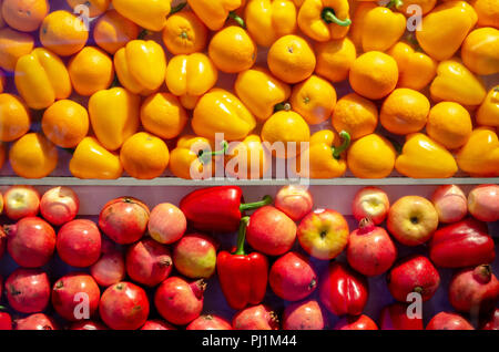 Gelbe und rote Früchte Hintergrund Stockfoto