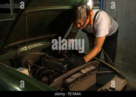Männliche Mechaniker Wartung ein Auto Stockfoto