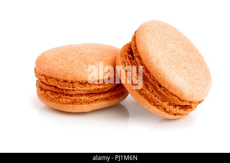 Orange macarons auf weißem Hintergrund closeup isoliert. Stockfoto