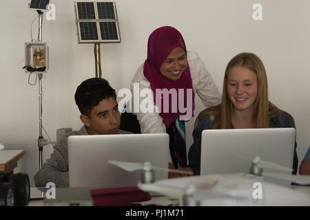 Pilotin diskutieren über Laptop Stockfoto
