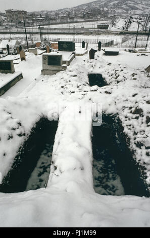 4. März 1993 während der Belagerung von Sarajevo: eine Schicht Schnee Mark frisch Gräber in einer Ecke des Lion Friedhof gegraben, gerade unter den Kosevo Krankenhaus. Stockfoto