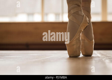 Ballerina tanzen auf Holzboden in Dance Studio Stockfoto