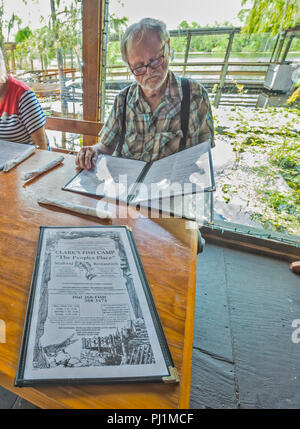 Clarks Fish Camp ist eine einzigartige und rustikalen Fischrestaurant auf Julington Creek, einem Nebenfluss des St. Johns River in Jacksonville, Florida. Stockfoto